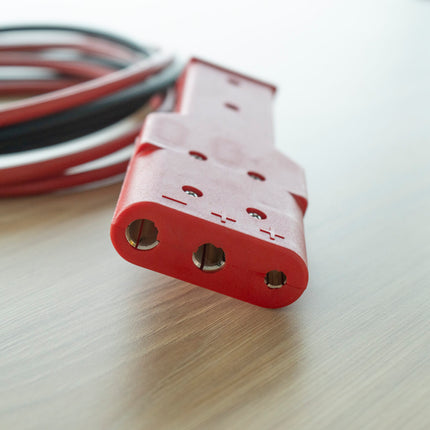 Foto eines 3-poligen Steckers eines GPU-Kabels, speziell für den Einsatz mit den TowFLEXX TF1 und TF2 Flugzeugschleppern. Der Stecker ist deutlich sichtbar und fokussiert dargestellt, mit klar erkennbaren Anschlüssen und robuster Bauweise, die für eine zuverlässige und sichere Verbindung sorgt