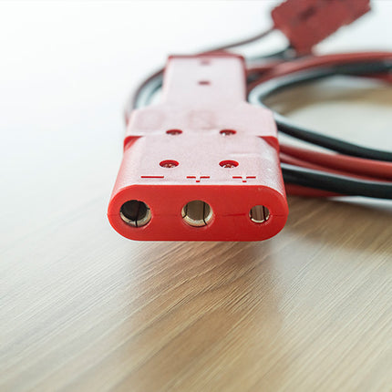 Foto eines 3-poligen Steckers eines GPU-Kabels, speziell für den Einsatz mit den TowFLEXX TF3, TF4 und TF5 Flugzeugschleppern. Der Stecker ist deutlich sichtbar und fokussiert dargestellt, mit klar erkennbaren Anschlüssen und robuster Bauweise, die für eine zuverlässige und sichere Verbindung sorgt