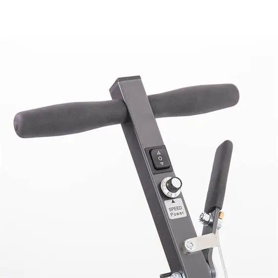 Standardgriff des TowFLEXX TF1 und TF2, dargestellt in Nahaufnahme, um die ergonomischen Merkmale und die robuste Bauweise zu betonen. Ideal für Kunden, die die Bedienungselemente und das Handling der Flugzeugschlepper TF1 und TF2 vor dem Kauf erkunden möchten.