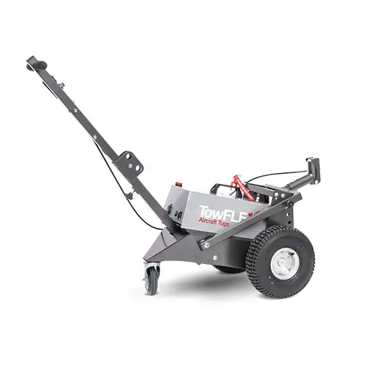 TowFLEXX TF2.2 Schlepper, optimiert für Robinson Helikopter. Dieser spezialisierte Flugzeugschlepper zeichnet sich durch seine maßgeschneiderte Konstruktion für die einzigartigen Anforderungen von Helikoptern aus. Die Kombination aus kompakter Bauweise und leistungsstarker Elektroantriebstechnologie bietet eine effiziente und umweltschonende Handhabung, ideal für den präzisen und sicheren Transport von Robinson Helikoptern in Hangars und auf Flughafenvorfeldern.